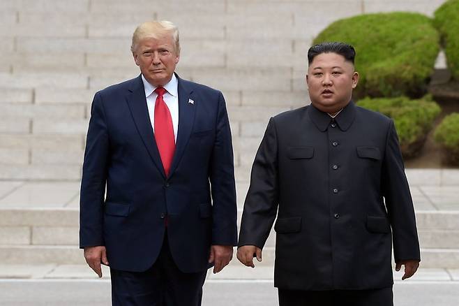 2019년 6월 30일 도널드 트럼프 미국 대통령(왼쪽)이 판문점 비무장지대(DMZ) 북측 지역에서 김정은 북한 노동당 총비서를 만난 모습.AP뉴시스