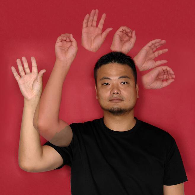 우 활동가가 대안수어 ‘결혼’을 보여주고 있다. 레이어 합성. 김영원 기자