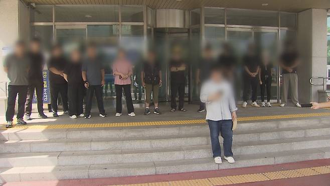 실종 후 시신으로 발견된 60대 남성의 유족들이 어제(23일) 제주서부경찰서를 항의 방문한 모습