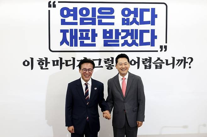 김민석 더불어민주당 대표가 24일 국회에서 취임 이후 처음으로 장동혁 국민의힘 대표와 만남을 가졌다. 두 대표가 인사하고 있다. 장진영 기자