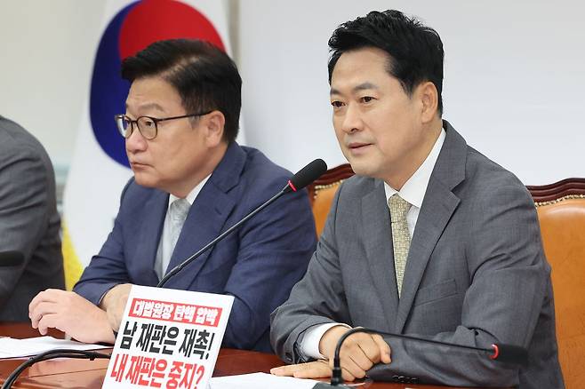 장동혁 국민의힘 대표가 추진한 전국 당협위원장 당원직선제안이 24일 최고위원회에서 보류됐다. 사진은 이날 최고위에서 발언하는 장 대표. 뉴스1