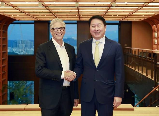 2025년 최태원 SK그룹 회장과 빌 게이츠 테라파워 창업자가 SK서린빌딩에서 악수를 하고 있다. 사진=SK