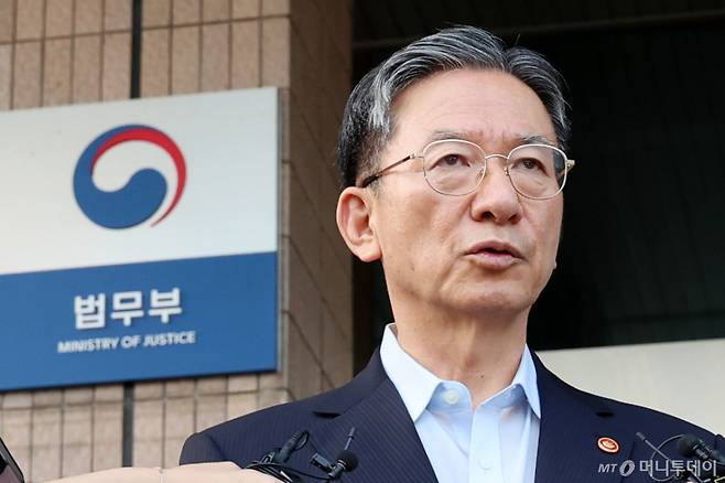 청와대에 사직서를 제출한 정성호 법무부 장관이 18일 경기도 과천시 정부과천청사 법무부를 나서며 취재진 질문에 답하고 있다./사진=머니투데이 DB