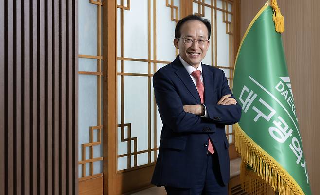 추경호 대구시장이 21일 오후 대구광역시 북구 대구광역시청 산격청사 내 집무실에서 헤럴드경제와 인터뷰에 앞서 포즈를 취하고 있다. 대구=임세준 기자