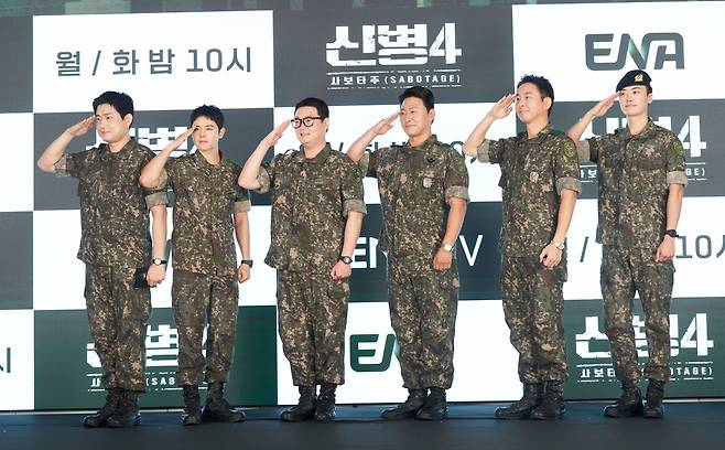 배우 남태우(왼쪽부터), 김동준, 김민호, 오대환, 이현균, 이원정이 24일 서울 신도림 디큐브시티 더 세인트홀에서 열린 ENA 새 월화극 ‘신병 4:사보타주’ 제작발표회에 참석해 포즈를 취하고 있다. KT스튜디오 지니