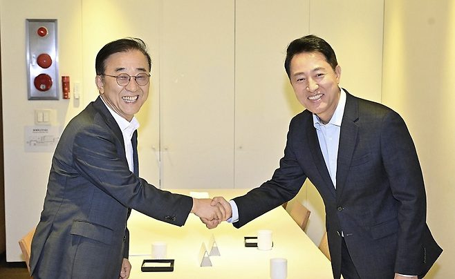 김윤덕 국토교통부 장관(왼쪽)과 오세훈 서울시장이 8월 20일 서울 중구 컨퍼런스하우스 달개비에서 주택공급 관련 회동을 시작하며 악수하고 있다. 연합뉴스