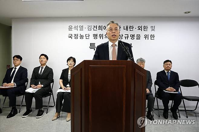 권창영 종합특검, 최종 수사결과 발표 (과천=연합뉴스) 윤동진 기자 = 3대 특검 이후 남은 의혹을 수사해 온 권창영 2차 종합특별검사가 24일 과천 특검팀 사무실에서 최종 수사결과 발표를 하고 있다. 2026.8.24 mon@yna.co.kr