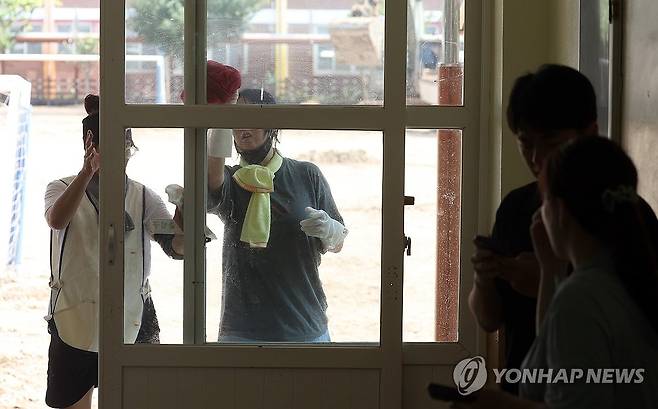 학부모 수해 복구 참여 (거제=연합뉴스) 김동민 기자 = 24일 경남 거제시 장평초등학교에서 학부모들이 최근 집중호우로 침수 피해를 본 교내 수해 복구작업을 하고 있다. 2026.8.24 image@yna.co.kr