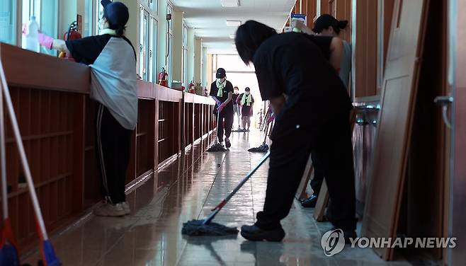 '아이들을 위해서' (거제=연합뉴스) 김동민 기자 = 24일 경남 거제시 장평초등학교에서 학부모들이 최근 집중호우로 침수 피해를 본 교내 수해 복구작업을 하고 있다. 2026.8.24 image@yna.co.kr