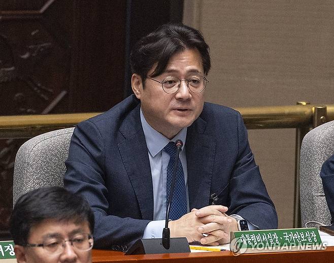 질의에 답하는 홍익표 정무수석 (서울=연합뉴스) 황광모 기자 = 홍익표 청와대 정무수석이 24일 국회에서 열린 예산결산특별위원회 전체 회의에 출석해 무소속 한동훈 의원의 질의에 답하고 있다. 2026.8.24 hkmpooh@yna.co.kr