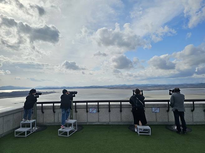 오두산통일전망대 방문객들이 망원경으로 임진강을 살펴보고 있다. /오두산통일전망대 홈페이지 갤러리