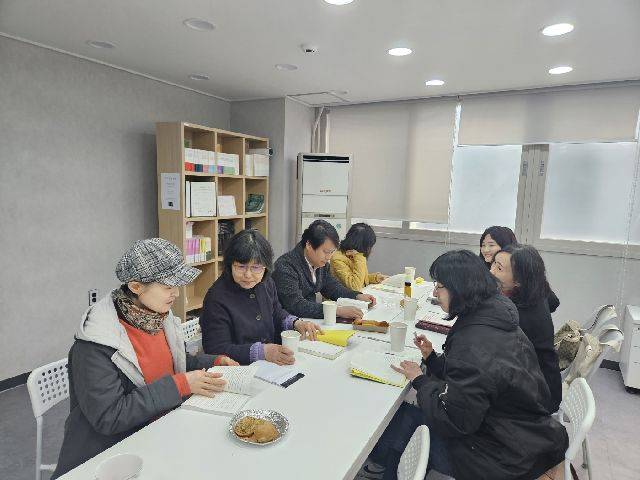부산소설가협회가 소설 아카데미를 연다. 사진은 부산소설가협회의 독서토론회 모습. 부산일보DB