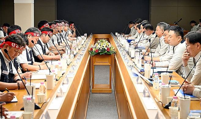현대차 노사가 지난 5월 울산공장에서 올해 임금협상 상견례를 개최한 모습./현대차