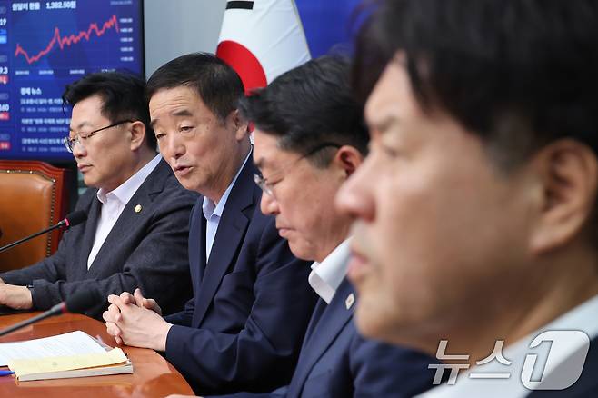 강득구 더불어민주당 의원이 25일 서울 여의도 국회에서 열린 민주연구원 혁신TF 1차 회의에서 발언하고 있다. 2026.8.25 ⓒ 뉴스1 신웅수 기자