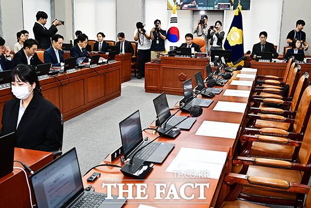 운영위원회 전체회의에 불참한 국민의힘 의원들.
