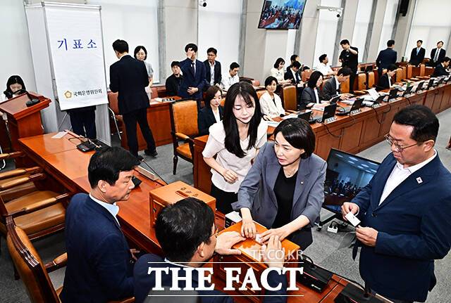 투표하는 서미화 더불어민주당 의원과 문금주 의원.