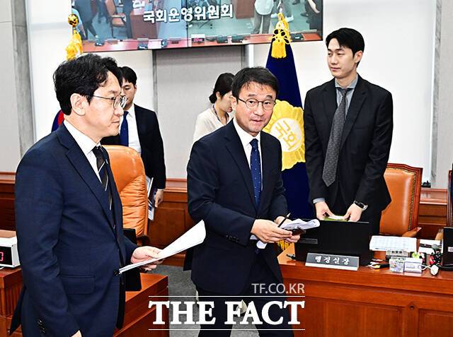 회의장 떠나는 한병도 운영위원장.