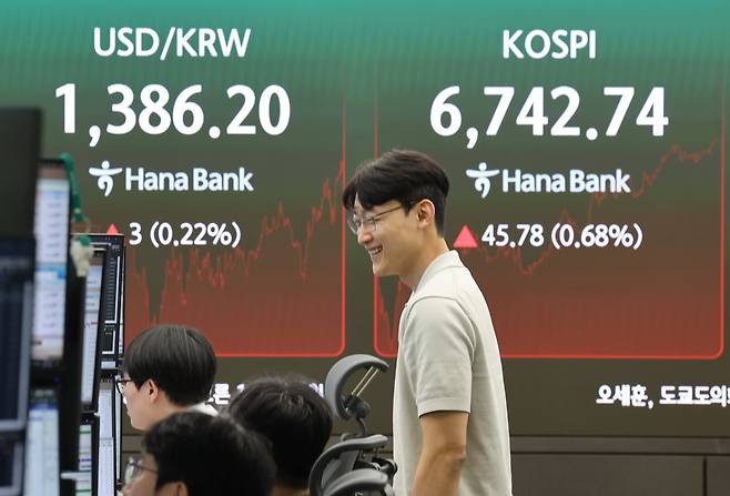 25일 서울 중구 하나은행 딜링룸 전광판에 코스피, 원달러 환율 종가가 표시돼있다./연합뉴스