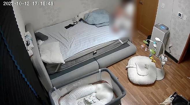 ‘해든이 사건’ 친모가 생후 4개월 된 아들을 학대하는 장면이 담긴 홈캠 영상. 뉴스1