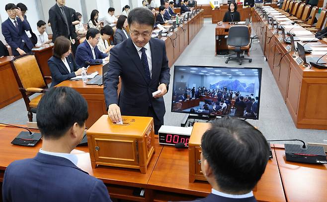 국회 운영위원장인 한병도 더불어민주당 원내대표가 25일 국회에서 열린 운영위원회 전체회의에서 국민의힘 이진숙 의원에 대한 제명 촉구 결의안에 대해 투표하고 있다. 연합뉴스
