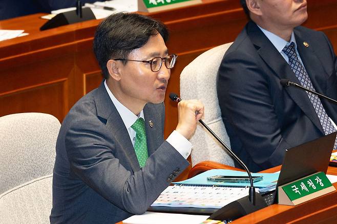 임광현 국세청장이 25일 서울 여의도 국회에서 열린 예산결산특별위원회 전체회의에 출석해 질의에 답하고 있다. 뉴스1