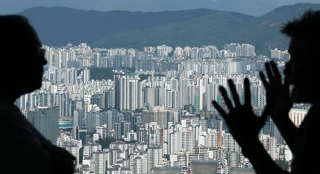 국세청이 법인 명의로 보유한 고가주택을 사주 일가가 사적으로 이용하는 이른바 ‘황제사택’과 관련해 대대적인 세무조사에 나섰다. 서울 시내 아파트 밀집 지역 모습. 연합뉴스