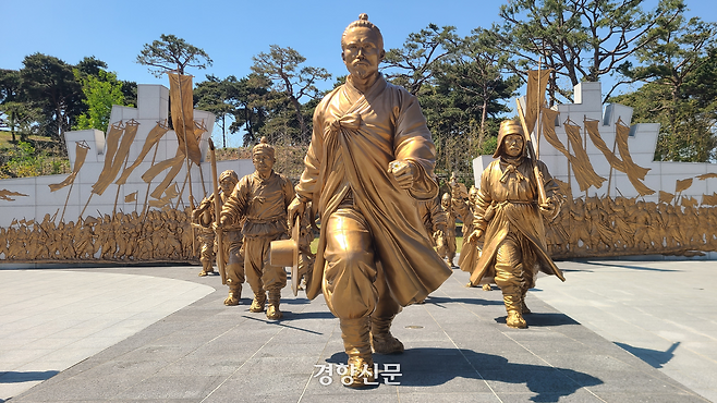 2022년 전북 정읍시 황토현 동학농민혁명기념공원에 세워진 전봉준 장군과 동학농민군상 ‘불멸-바람길’. 정읍시는 친일 행적 논란이 불거진 조각가가 제작한 기존 전봉준 장군 동상을 2021년 철거한 뒤 이 군상을 새로 세웠다. 김창효 선임기자