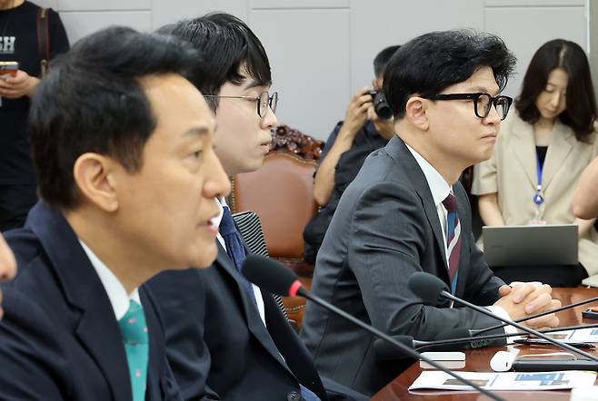 한동훈 무소속 의원(오른쪽)이 25일 국회 의원회관에서 열린 ‘미국의 대전략과 한국의 선택’ 세미나에서 오세훈 서울시장의 발언을 듣고 있다. 연합뉴스
