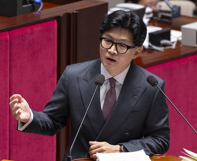 한동훈 무소속 의원이 24일 국회에서 열린 예산결산특별위원회 전체회의에서 장미란씨 실종 사건 관련한 질의를 하고 있다. 연합뉴스