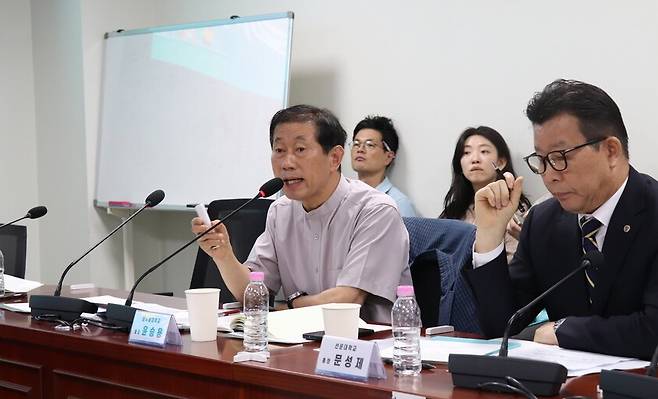 지난 21일 국회의원회관에서 열린 '외국인 유학생의 유치 취업 정착 연계강화를 위한 국회 정책세미나'에서 윤승용 남서울대학교 총장과 문성재 선문대학교 총장이 발표를 하고 있다. ⓒ남서울대 제공