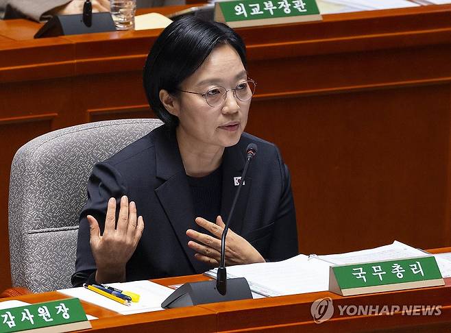 의원 질의에 답하는 한성숙 국무총리 (서울=연합뉴스) 황광모 기자 = 한성숙 국무총리가 25일 국회에서 열린 예산결산특별위원회에서 열린 2025 회계연도 결산 종합질의에 출석해 국민의힘 윤용근 의원의 질의에 답하고 있다. 2026.8.25 hkmpooh@yna.co.kr