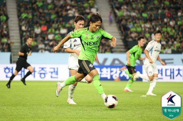 전북현대 이승우 선수가 그라운드를 누비고 있다. /한국프로축구연맹 제공