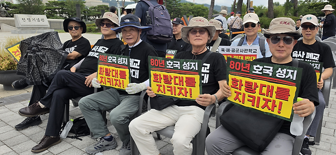 ▲육·해·공 3군 사관학교 통폐합에 반대하는 시민들이 유인물을 들고 있는 모습. 사진=박규빈 기자
