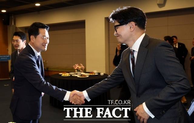 국민의힘 내부의 세력 재편이 장동혁 대표에게 예상 밖의 부담으로 작용할 수 있다는 관측이 나온다. 사진은 장동혁(왼쪽) 국민의힘 대표와 한동훈 무소속 의원이 25일 서울 중구 대한상공회의소에서 열린 문화미래리포트 2026에서 인사하고 있는 모습. /뉴시스