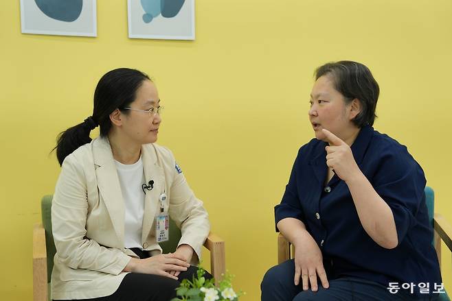 이성은 서울성모병원 혈액내과 교수(왼쪽)와 골수섬유증으로 투병 중인 이연우 씨가 질환의 특징과 치료 과정에 관해 얘기를 나누고 있다. 최근 골수섬유증 진단 환자는 연간 400명대에 이를 만큼 증가 추세다.
이진한 의학전문기자·의사 likeday@donga.com