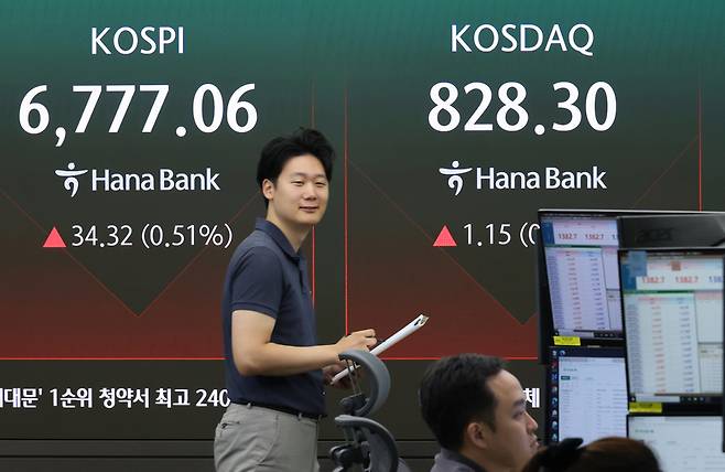 ▲ 26일 서울 중구 하나은행 본점에서 직원들이 증시와 환율을 모니터하고 있다. 이날 오전 9시 1분 현재 코스피는 전날보다 2.49포인트(0.04%) 오른 6,745.23이다. 지수는 전장 대비 15.49포인트(0.23%) 내린 6,727.25로 약보합 출발한 뒤 상승 전환했다. 2026.8.26 연합뉴스