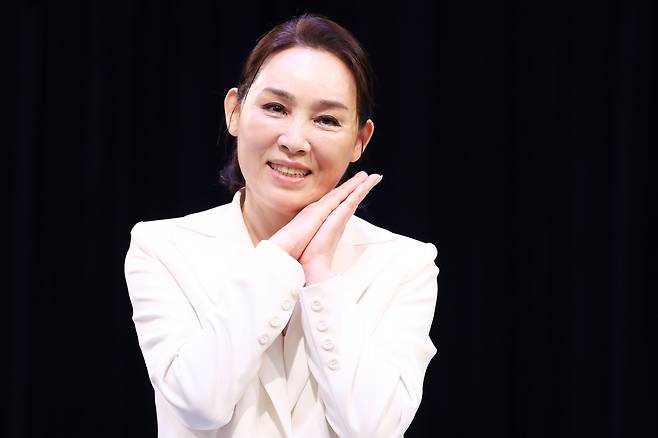 가수 양수경이 26일 서울 마포구 YTN홀에서 열린 기자간담회에서 포즈를 취하고 있다. 연합뉴스