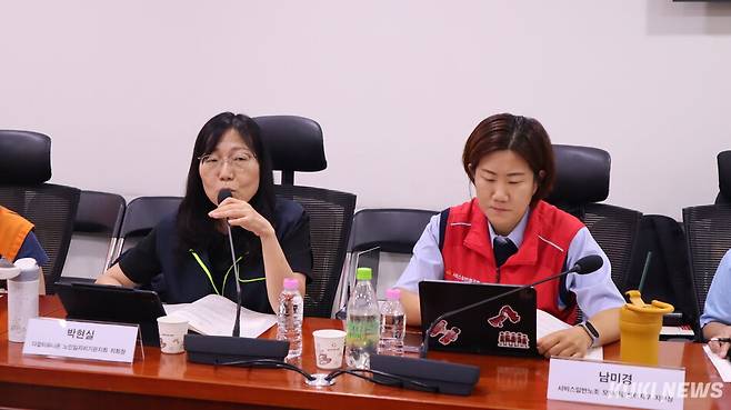 26일 서울 영등포구 국회의원회관 제7간담회실에서 열린 ‘민간위탁 노동자 실태와 원청교섭 및 직접운영 촉구를 위한 증언대회’에서 노인일자리 담당자 박현실씨가 발언하고 있다. 유정민 기자