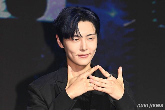 그룹 SF9 재윤이 26일 서울 마포구 큐브컨벤션센터에서 열린 정규 2집 ‘TENACITY’ 발매 프레스 쇼케이스에서 포즈를 취하고 있다.