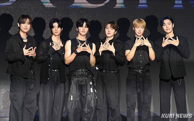 SF9이 2일 오후 서울 상암동 큐브컨벤션센터에서 열린 정규 2집 ‘터내시티’ 발매 기념 쇼케이스에서 포즈를 취하고 있다. 임은재 기자