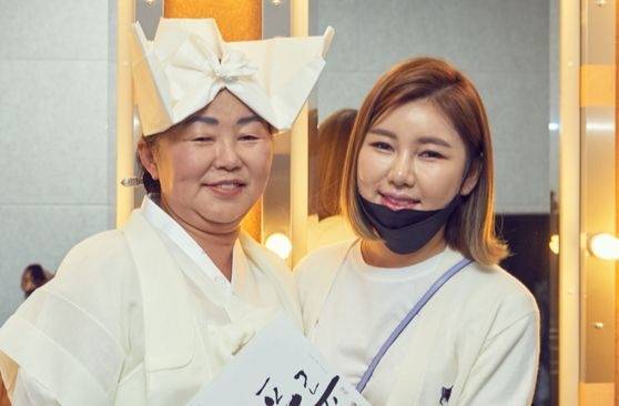 공연 후 어머니 송순단 명인을 찾은 가수 송가인. 사진=한국문화재재단
