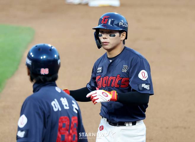 롯데 장두성이 6일 수원KT위즈파크에서 열리는 2026KBO리그 KT위즈와 롯데자이언츠 경기 3회초 안타로 출루하고 있다. 2026.05.06. 롯데 장두성이 6일 수원KT위즈파크에서 열리는 2026KBO리그 KT위즈와 롯데자이언츠 경기 3회초 안타로 출루하고 있다. 2026.05.06. /사진=강영조 cameratalks@