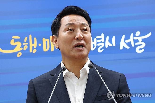 국토부 장관 면담 내용 브리핑 하는 오세훈 시장 (서울=연합뉴스) 최재구 기자 = 오세훈 서울시장이 26일 김윤덕 국토교통부 장관과 주택 공급 방안 관련 면담 후 서울시청 브리핑실에서 면담내용을 브리핑하고 있다. 2026.8.26 jjaeck9@yna.co.kr