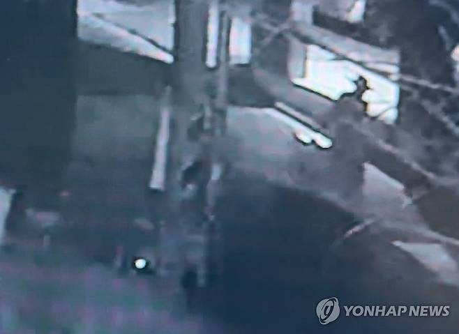 여장하고 주거지 빠져나오는 경산 中유학생 살해 피의자 (경산=연합뉴스) 황수빈 기자 = 20대 중국인 대학원 유학생을 살해한 피의자 정모(30대)씨가 지난 20일 오후 10시 30분께 경북 경산시 하양읍 자신의 원룸에서 여성복을 입고 빠져나오는 모습이 폐쇄회로(CC)TV 화면에 찍혔다. 2026.8.26 hsb@yna.co.kr
