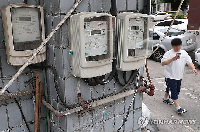 3분기 전기요금 동결한 한국전력 (서울=연합뉴스) 김성민 기자 = 다음 달부터 적용되는 3분기(7∼9월) 전기요금이 현재 수준에서 동결된다.
한국전력은 3분기에 적용할 연료비 조정단가를 현재와 같은 kWh(킬로와트시)당 5원으로 유지한다고 22일 밝혔다.
사진은 이날 서울 시내 한 건물에 설치된 전기계량기의 모습. 2026.6.22 ksm7976@yna.co.kr