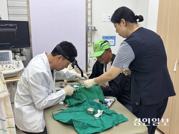 27일 경기도립 안성휴게소 의원을 찾은 박재열 어르신이 박홍식 진료원장에게 치료를 받고 있다. 2026.8.27 /이영지기자 bbangzi@kyeongin.com