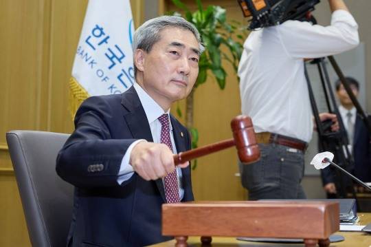 신현송 한국은행 총재가 16일 오전 서울 중구 한은에서 금융통화위원회 본회의를 주재하고 있다. 의사봉을 두드리는 모습. / 사진제공= 한국은행(2026.07.16)