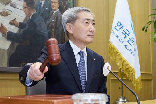 신현송 한국은행 총재가 27일 서울 중구 한국은행 본관에서 열린 금융통화위원회 본회의에서 의사봉을 두드리고 있다./한국은행