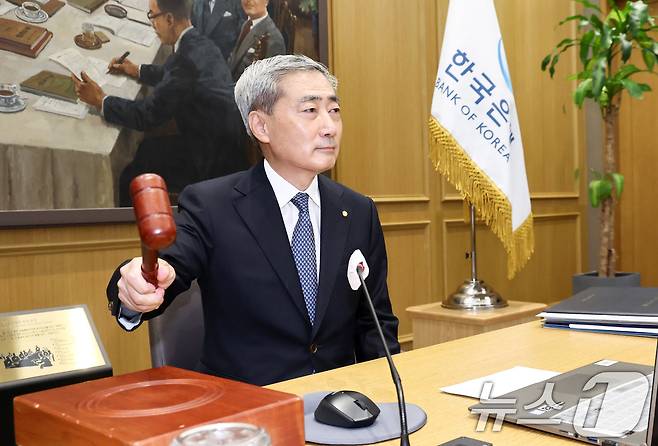 신현송 한국은행 총재가 27일 오전 서울 중구 한국은행에서 열린 금융통화위원회 회의에서 의사봉을 두드리고 있다. 2026.8.27 ⓒ 뉴스1 최지환 기자