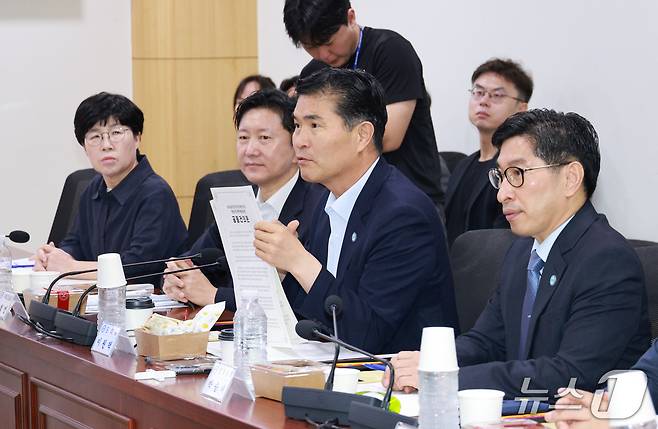 27일 열린 '전북 국회의원·전북도 정책간담회'에서 이원택 도지사가 지역 핵심 현안 해결을 위한 공조를 당부하고 있다.(전북도 제공. 재판매 및 DB금지)/뉴스1